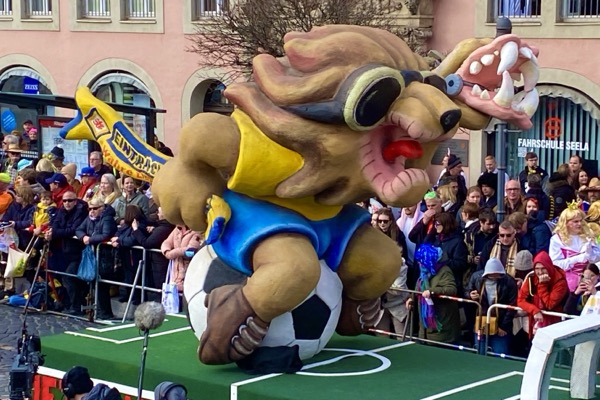 <span>Eintrachtlöwe mit Gebiss<br>2023<br>Komitee Braunschweiger Karneval</span>