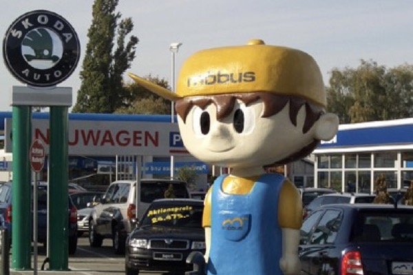 Werbeskulptur „Möbius“<span>Autohaus Möbius<br>Stahl, Styropor, Epoxydharz, Lack<br>Höhe: 3,50 m</span>