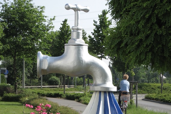 Werbeskulptur „Wasserhahn“<span>HSH Heffner<br>Stahl, Styropor, Epoxiodharz, Lack<br>Höhe: 3,00 m</span>